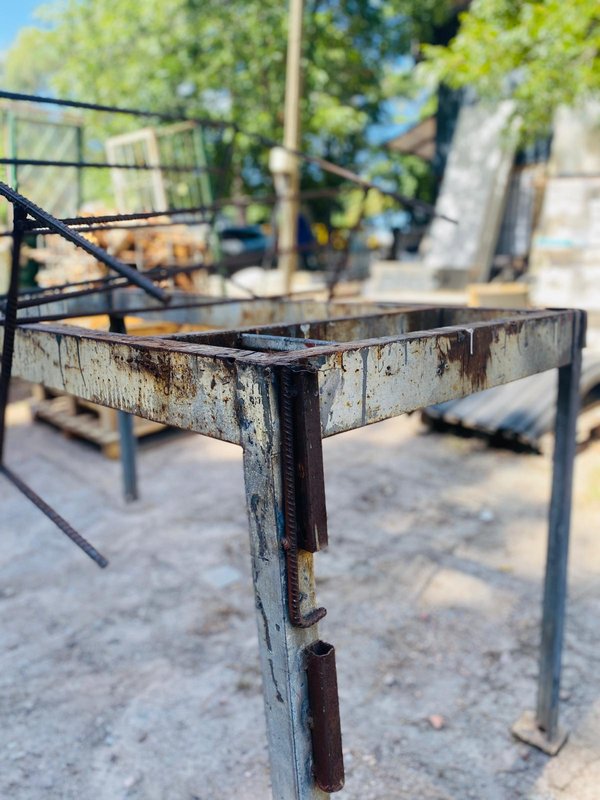 Mesa de hierro con estructura en varilla - imagen 2