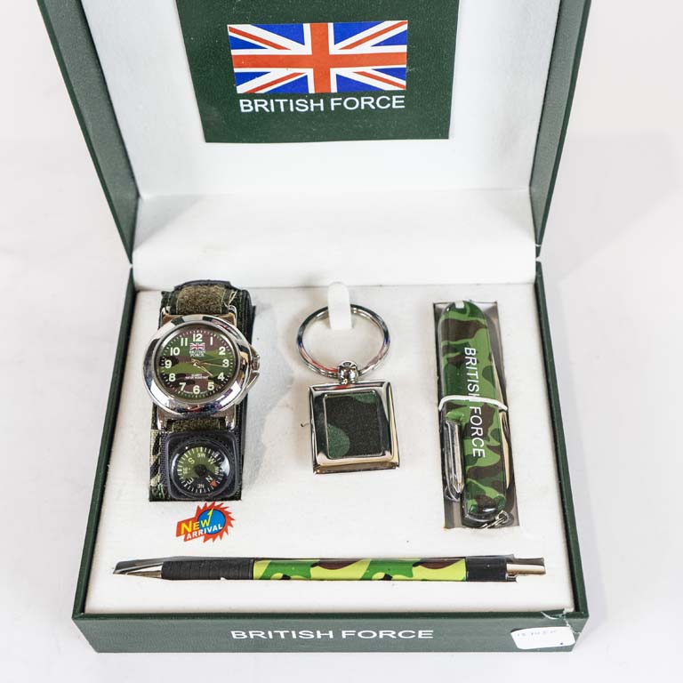 Lote siguiente: Kit de reloj (no se probó se vende a la vista), llavero, lapicera y navaja, (caja con detalles) - Medidas: 15 y 8cm 