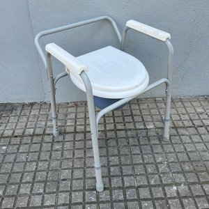 Lote siguiente: Silla Ortopédica de Baño en Aluminio con Tapa y Cubeta