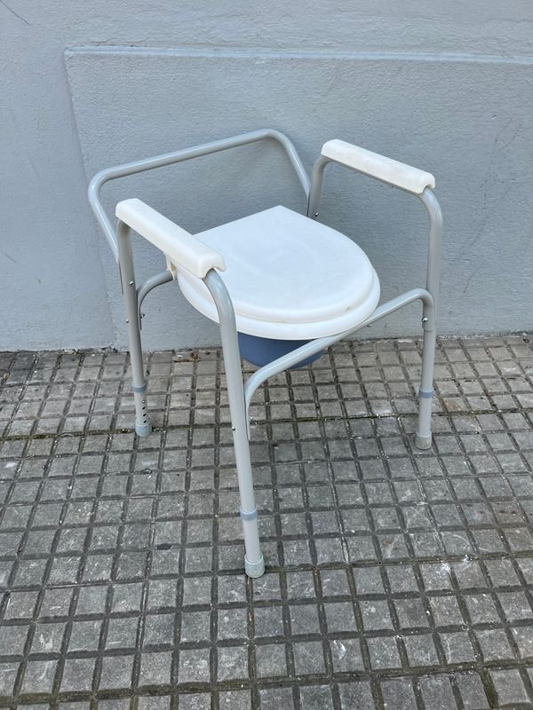 Silla Ortopédica de Baño en Aluminio con Tapa y Cubeta