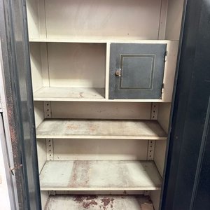Antiguo Gabinete Metálico con Caja Fuerte y Estantes - imagen 8