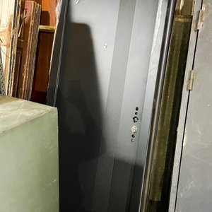 Lote siguiente: Una puerta frente de chapa color negro con averia 200 x 84 cm