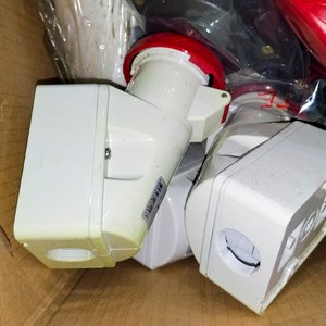 Caja con Tomas y Fichas Industriales Eléctricas - imagen 2