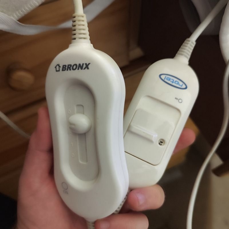 Calientapiés eléctrico UFESA de pura lana y manta eléctrica - imagen 4