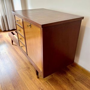 Mueble Bar Estilo Americano con 3 Cajones y Puerta con Llave - imagen 7