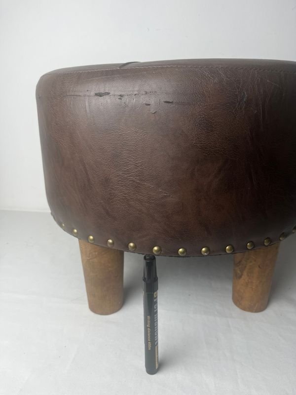 Silla de cuero con patas de madera - imagen 8