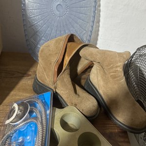 Lote siguiente: Botas de gamuza y accesorios de baño