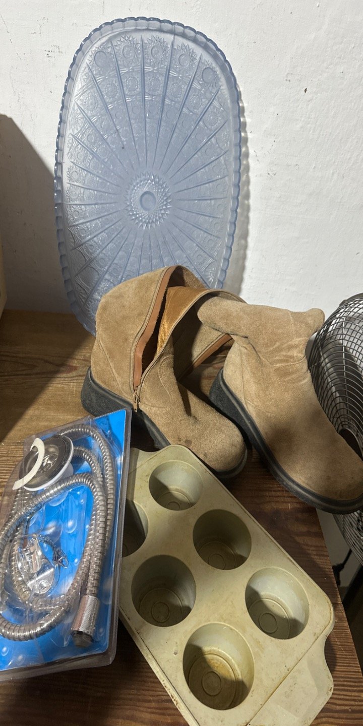 Botas de gamuza y accesorios de baño