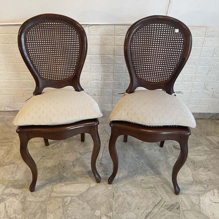 Lote siguiente: 2 Sillas Victorianas Esterilladas con Almohadón - Medidas: 45x40x96cm