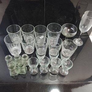 Lote Variado de Cristalería: Copas, Vasos y Frascos de Vidrio Transparente - imagen 2