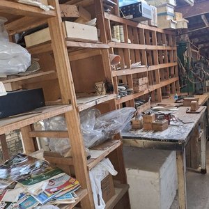 Mesa Campestre y Estanterías de Madera con Contenido - imagen 3