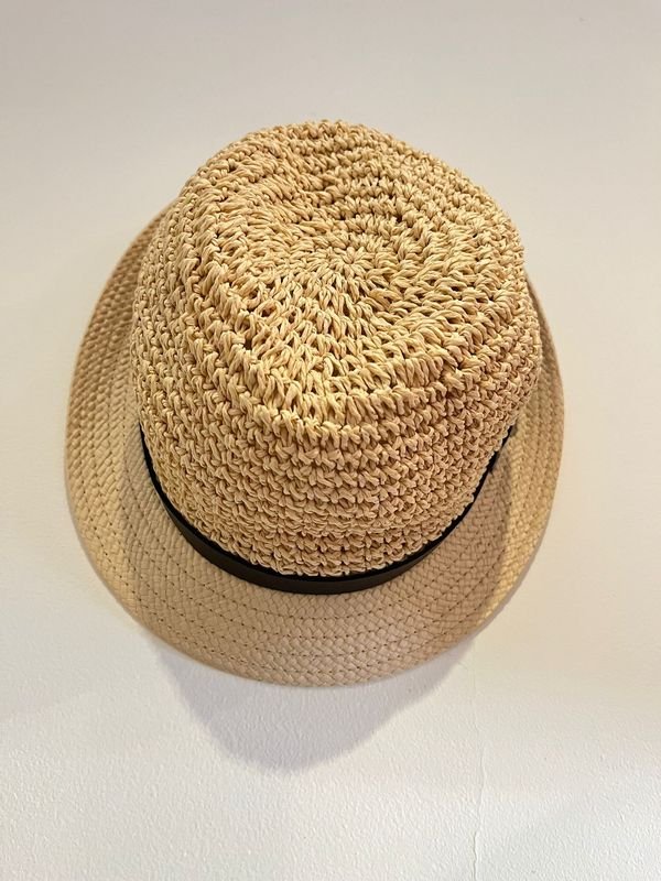 Sombrero tipo Panamá de fibras color beige con cinta - imagen 1