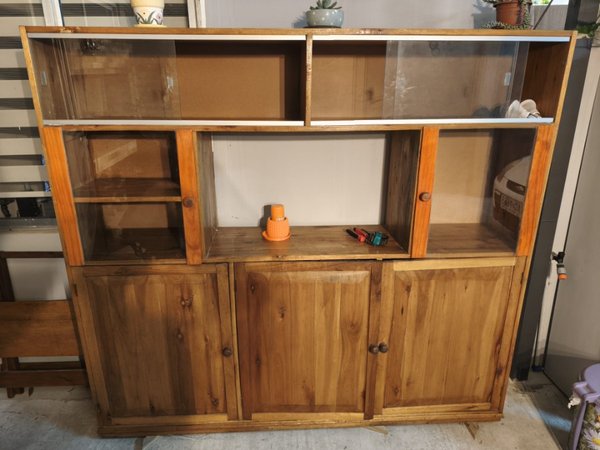 Mueble Multiuso de Eucaliptus con Puertas y Estantes