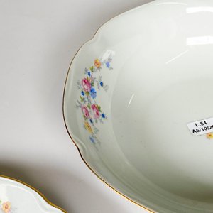 Dos Piezas de Porcelana Checa con Decoración Floral: Centro y Bandeja Redonda - imagen 6