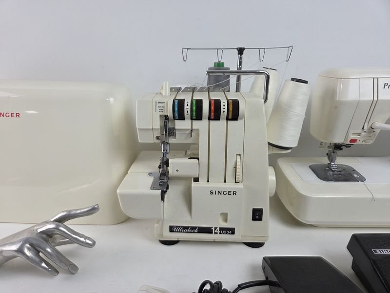 Completa máquina de coser Singer con manuales, mesa y accesorios - imagen 5