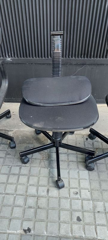 Sillas de escritorio de plástico y metal en buen estado - imagen 3