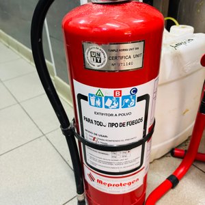 Tres Extintores: Dos ABC (8kg y 4kg) y Uno AK (6kg) - imagen 5