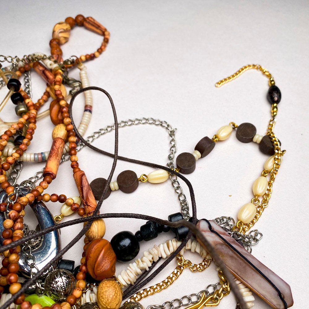 Collares de diferentes estilos y materiales - imagen 4