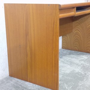 Escritorio de madera con bandeja para teclado y cajones laterales - imagen 4