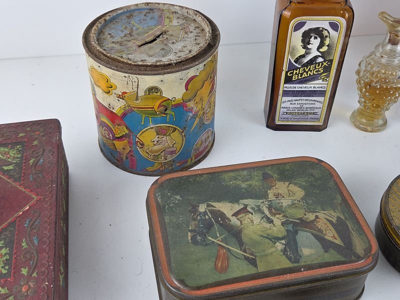 Colección de latas antiguas y objetos decorativos - imagen 3