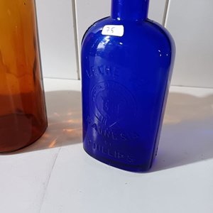 Tres Frascos Antiguos de Farmacia de Vidrio Ámbar y Azul - imagen 2