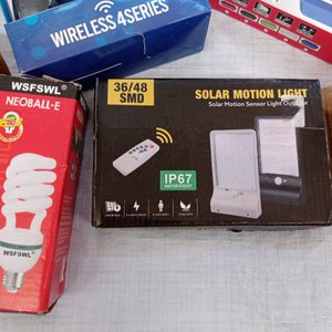 Nueve piezas: aro de luz para selfie, control para consola, cartel led de bar, lampara led solar con sensor de movimiento y otros. - imagen 4