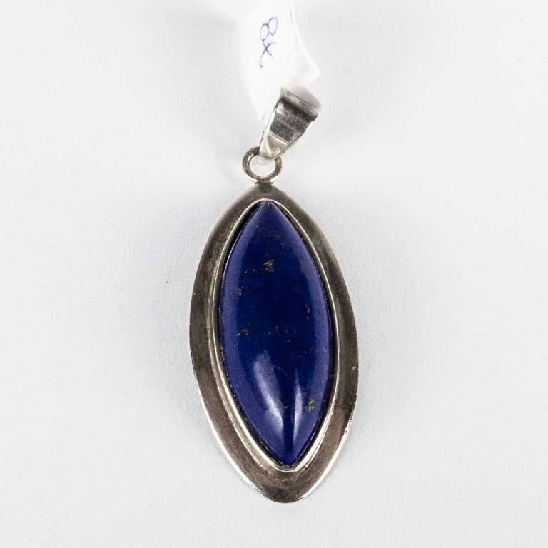 Lote siguiente: Dije de plata y piedra - Pendiente azul con cadena de plata