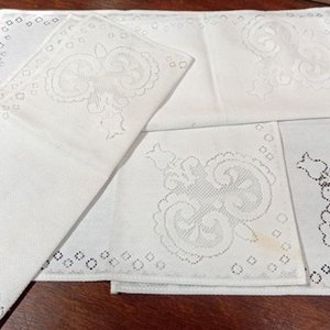 Lote de 4 Servilletas Blancas Vintage Bordadas con Diseño Floral - imagen 4