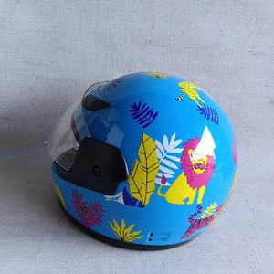 Casco Infantil Vento Azul con Diseño de Animales y Hojas - imagen 3