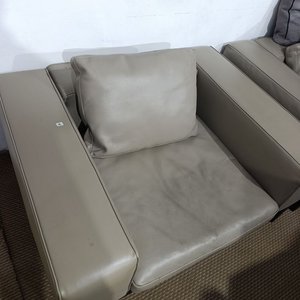 Sillón de Estilo Contemporáneo "Camerich USA" en Cuero Gris con Base de Madera Maciza - imagen 9