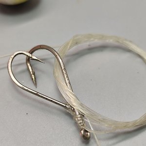 Lote de Accesorios de Pesca: Boyas Naranjas, Señuelo Artificial y Líneas con Anzuelos - imagen 7