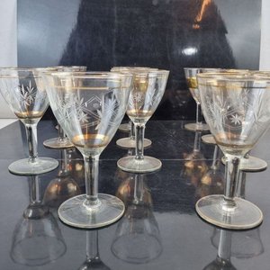 Conjunto de 11 Copas de Licor Vintage con Grabados y Borde Dorado - imagen 3