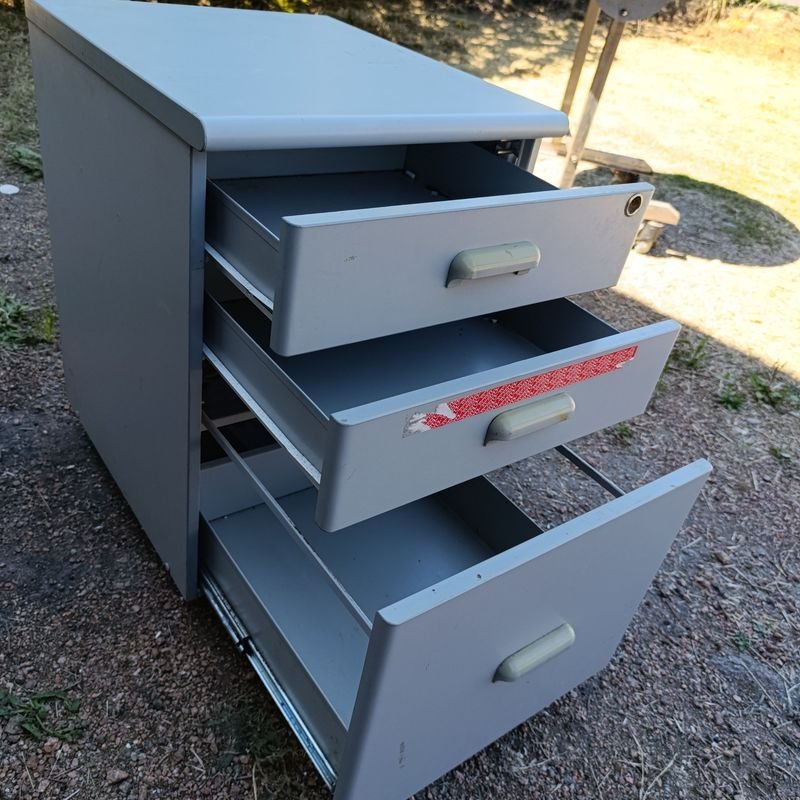 Mueble auxiliar para oficina con tres cajones y ruedas - imagen 3