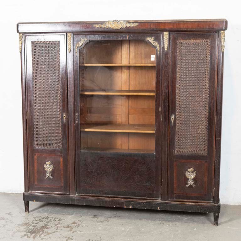 Biblioteca Inglesa Antigua con Broncería y Tres Puertas
