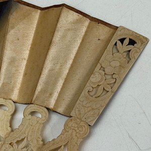 Lote de 3 Abanicos Plegables Antiguos con Motivos Orientales y Encaje - imagen 6