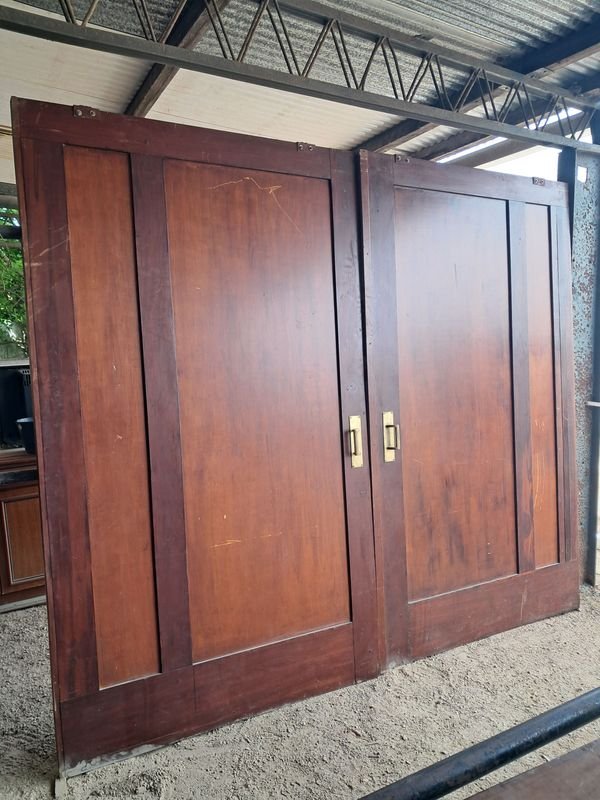Lote siguiente: Puertas de madera en buen estado