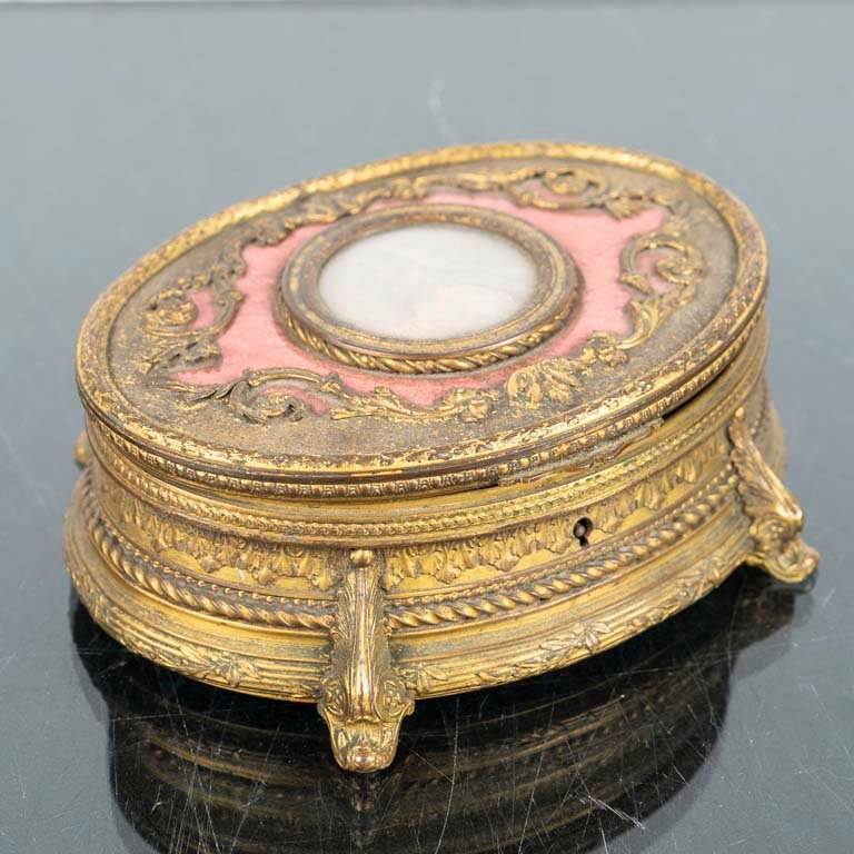 Lote anterior: Alhajero frances de bronce con miniatura