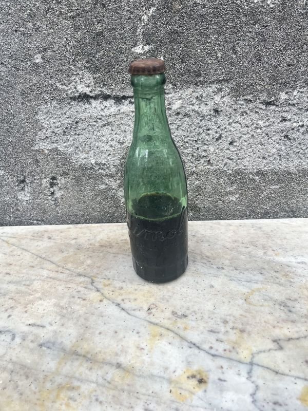 Botella de vidrio con líquido - imagen 1