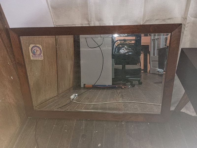 Lote siguiente: Espejo antiguo con marco de madera