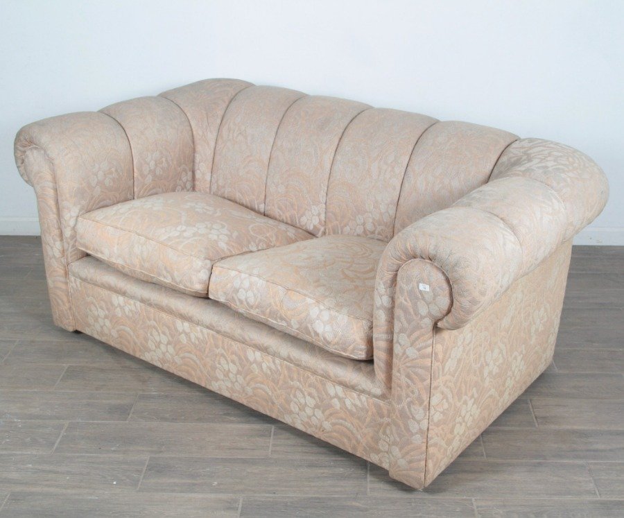 Sofá de 2 cuerpos estilo Chesterfield tapizado en tela - imagen 4