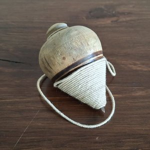 Lote de Cotillón: Máscaras de Terror, Guitarra Inflable, Trompos de Madera y Más - imagen 5