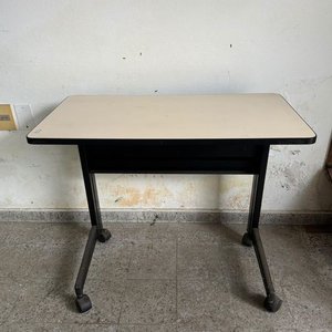 Escritorio Pequeño con Ruedas y TV LG Flatron de 21 Pulgadas - imagen 2