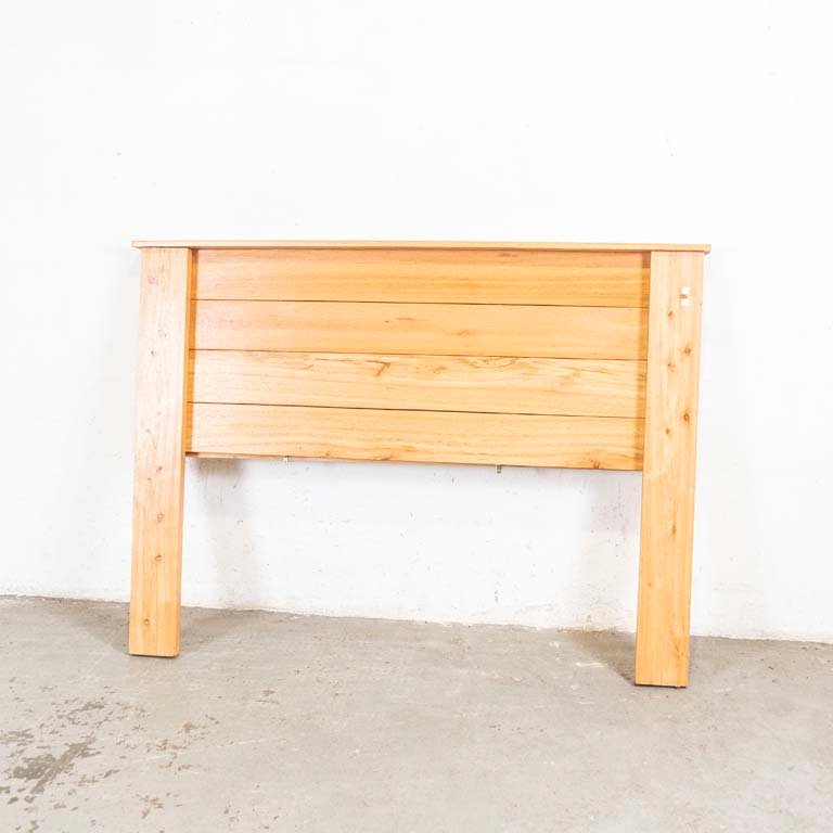 Lote anterior: Mueble de madera para cama de dos plazas
