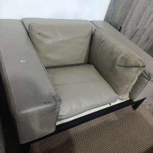 Sillón Contemporáneo Camerich USA de Cuero Gris con Base de Madera Maciza y 3 Almohadones - imagen 3