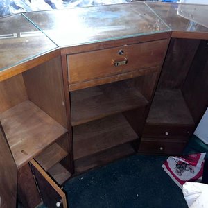 Lote siguiente: Mostrador Tríptico de Madera con Espejos