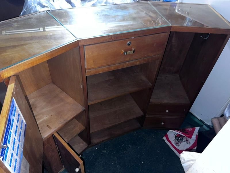 Mostrador Tríptico de Madera con Espejos