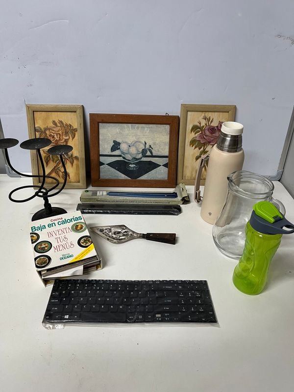 Lote de 10 piezas: cuadros decorativos, termo, jarra, teclado y más