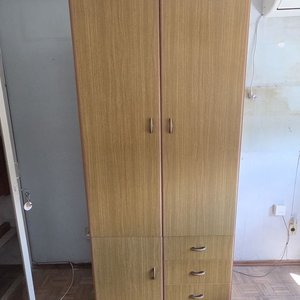 Lote siguiente: Ropero moderno de madera con cajones
