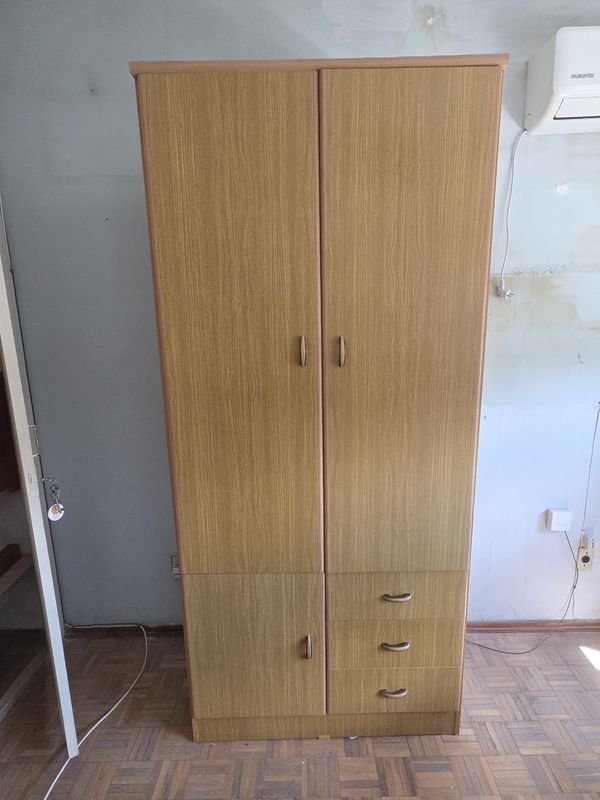 Ropero moderno de madera con cajones