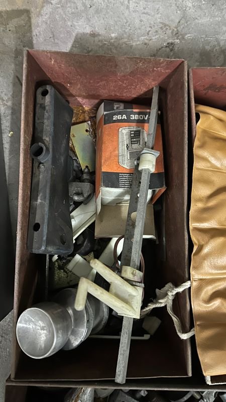 Herramientas y objetos en cajas metálicas - imagen 6